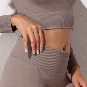 Ensemble de yoga personnalisé pour femmes, vente en gros, faible MOQ, haute qualité, best-seller, vêtements de fitness ajustés - Product Image 5