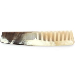 Peine de cuerno natural clásico hecho a mano, estilo de cuidado del cabello sostenible a la moda para el hogar, precio de cuerno de búfalo común - Product Image 1