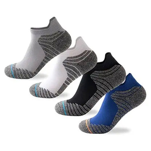 Calcetines deportivos de poliéster antideslizantes de alta calidad personalizados para jugadores de fútbol jóvenes con logotipo inferior hecho en Pakistán - Product Image 3