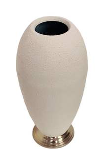 Jarrón decorativo moderno con cuerpo texturizado y base con acabado de metal, ideal para una elegante decoración interior del hogar y una exhibición de mesa - Product Image 3