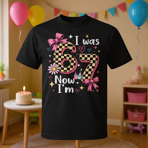 T-shirt Rosa a Quadretti 'Ho 6 Anni, Ora Ho 7' per Compleanno, Personalizzabile per Ragazze 6-7 Anni, Abbigliamento Promozionale - Product Image 3