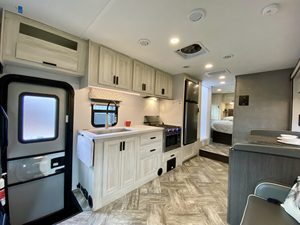 รถบ้านราคาประหยัดสำหรับครอบครัว Forest River Forester 2851SLE สีขาว ยูโร 5 รองรับ 4-6 คน พร้อมพื้นอะคริลิกสุดหรูและเคาน์เตอร์ครัว - Product Image 4