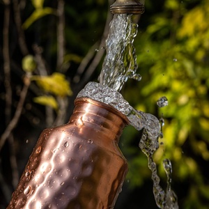 Bouteille d'eau élégante en cuivre pur, conçue pour l'hydratation quotidienne, les cadeaux d'entreprise, la promotion et l'hôtellerie - Product Image 5