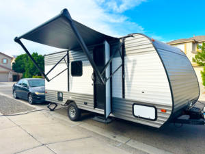 Remorque hybride tout-terrain 4X4 de 15 pieds en tôle galvanisée caravane familiale de 15 pieds avec couchette et tenue pour le camping en plein air - Product Image 4