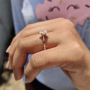 Bague minimaliste en diamant de laboratoire avec un design classique et une brillance supérieure, idéale pour les mariages et les cadeaux en provenance d'Inde - Product Image 4