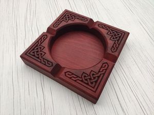 Cendrier en bois unique fait à la main avec sculpture tribale parfait pour les maisons à thème rustique et la décoration de coins fumeurs - Product Image 6