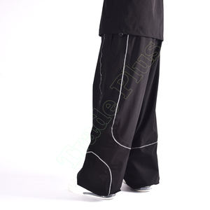 Pantalon cargo noir de haute qualité avec passepoil blanc incurvé, poches cargo, taille à cordon, fermetures éclair aux genoux et revers élastiques, coupe ample - Product Image 3