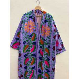 Chaqueta Larga de Algodón Bordada a Mano Estilo Suzani en Lavanda con Diseño Floral en Amarillo Caléneo y Fucsia Teñida para la Temporada de Primavera - Product Image 5