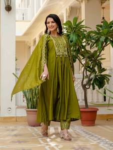 Ensemble Kurti élégant de style Anarkali brodé vert avec dupatta pour femmes - Product Image 6