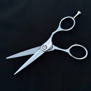 Tijeras de peluquero profesionales reutilizables y ligeras de alta tendencia, diseño atractivo, mango de cerámica duradero, herramienta de belleza afilada personalizada - Product Image 6