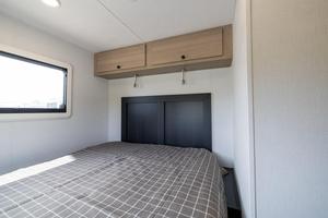 Camping-car pliant en aluminium Forest River Sunseeker 4 places, blanc et noir, design moderne, avec cuisine coulissante indépendante - Product Image 4