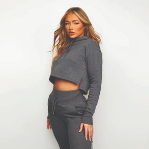 Hoodies courts pour femmes, durables, décontractés d'hiver, grandes tailles, respirants, en polyester et coton, infroissables, avec broderie 3D et impression par transfert thermique - Product Image 1