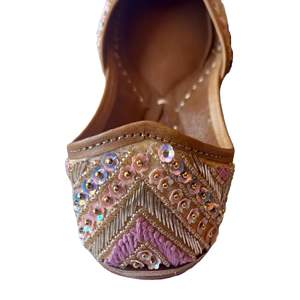 Khussa léger pour femmes, nouveau style Punjabi Khussa pour mariage, décontracté et extérieur, mode d'hiver avec doublure en maille imprimée - Product Image 3