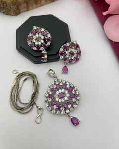 จี้ CZ ทันสมัยพร้อมโซ่สำหรับผู้หญิงชุดสร้อยคอจี้ดีไซน์แตกต่างกันเหมาะสำหรับงานปาร์ตี้และชุดลำลองคุณภาพระดับพรีเมียม - Product Image 5