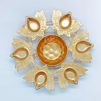 Lampe à huile décorative de qualité supérieure, en fer doré, en forme de lotus, fabriquée en Inde, idéale pour les cérémonies religieuses et la décoration de la maison.