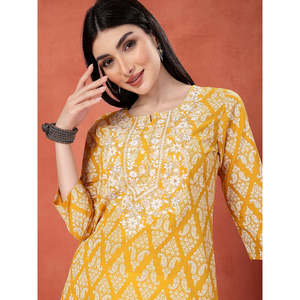 Kurta de algodón recta con cuello redondo y estampado floral amarillo para mujer - Product Image 2