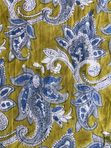 Tissu en coton imprimé à la main, motif floral paisley |   Tissu indien à base d'olive et à motifs floraux bleus - Product Image 4