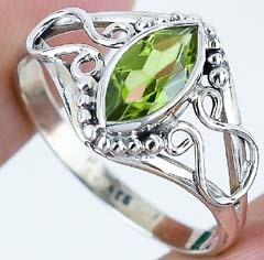 Bague unisexe vintage en argent sterling 925 faite à la main par S.K.Jewels, avec pierre précieuse de forme marquise, tendance, péridot serti clos - Product Image 3