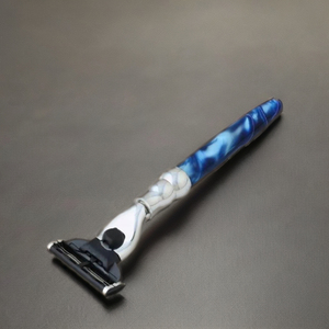 Maquinilla de afeitar de acero inoxidable de cinco hojas para hombres con cómodo cartucho de afeitado de perlas para una experiencia de aseo - Product Image 1