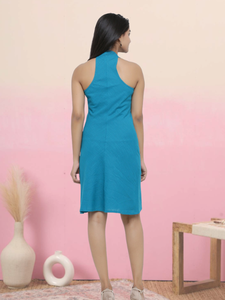 Robe moulante élégante en coton uni pour femmes en bleu, sans manches, col en V, une pièce, motif estival pour les fêtes et les tenues décontractées - Product Image 4