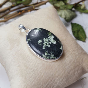 Colgante de Piedra Preciosa con Escritura China en Cabujón Ovalado Hecho a Mano - Joyería de Plata Chapada en Oro - Product Image 4