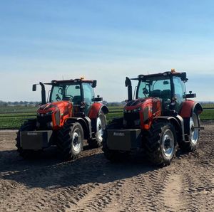 Tracteur agricole compact Kubota BX23S avec chargeur frontal. - Product Image 3