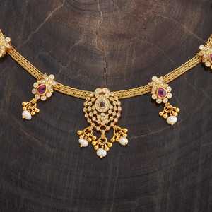 Collier court authentique en argent poli or avec pampille et pierres de rubis verts - Bijoux religieux hindous d'inspiration culturelle pour femmes - Product Image 5