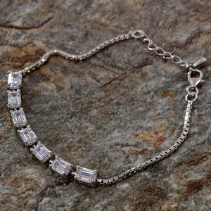 Pulsera Solitario Viola de Plata de Ley 925 CLARA con Circonita Suiza y Diamante de Corte Esmeralda, Regalo para Mujeres y Niñas - Product Image 2