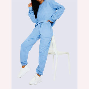 Survêtement de style utilitaire, poches cargo et design fonctionnel - Product Image 1