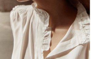 Recién llegado, blusa clásica con volantes de cuello alto de marfil para eventos formales de oficina y looks casuales elegantes - Product Image 2