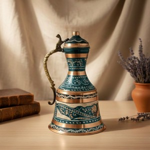 Carafe en cuivre décorée d'émail de style oriental d'Erzincan - Product Image 6