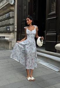 Robe midi d'été élégante et décontractée à fleurs avec bretelles à nouer aux épaules, en tissu satiné léger, pour le quotidien ou la plage - Product Image 6