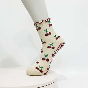 Calcetines Antideslizantes Personalizados con Logotipo, Calcetines de Yoga y Pilates con Puño de Jacquard de Cerezas, Estilo Básico en Rojo y Blanco para Mujer - Product Image 1