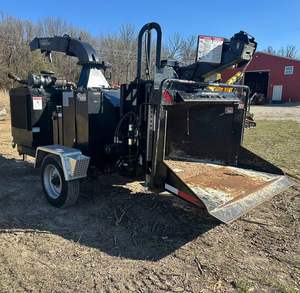 Trituradora de Tambor de Alimentación Manual de Alta Producción Bandit 18XP Intimidator con Capacidad para 18 Pulgadas y Motor - Product Image 1