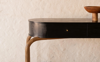 Table console contemporaine avec design élégant et surface utile, parfaite pour l'installation de meubles d'entrée et de couloir