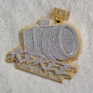 Colgante con Logotipo Estilo HipHop, Chapado en Oro Amarillo de 14K, con Moissanita Redonda de 4CT con Corte Princesa, Certificado IGI, Engaste de Canal - Product Image 2