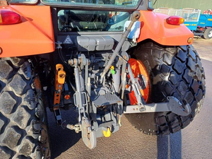 Tracteur Kubota M7040 4RM avec cabine, 645 heures, 70 CV, double hydraulique, télécommandes arrière, boîte de vitesses, pompe moteur, garantie de 2 ans - Product Image 5
