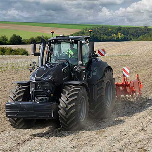 Tractor Premium Deutz Fahr, cómodos asientos para el conductor y bajo mantenimiento para largas sesiones agrícolas, bomba, componentes del núcleo del motor - Product Image 1