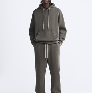 Vente en gros de survêtements de sport pour hommes avec logo vierge solide pour l'hiver/Ensemble sweat à capuche et jogging avec broderie imprimée - Product Image 1