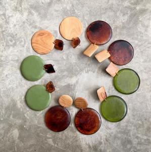 Pendientes Minimalistas de Resina Esmerilada, Par de Pendientes Circulares Colgantes para Bodas, Fiestas y Eventos, Pendientes Premium en Colores Surtidos, Disco Mate al Mejor Precio - Product Image 3