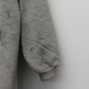 Ventes en gros de couvertures portables en peluche tissée écologiques, sweat-shirt confortable gris géant, couverture à manches longues tricotée pour l'hiver - Product Image 3