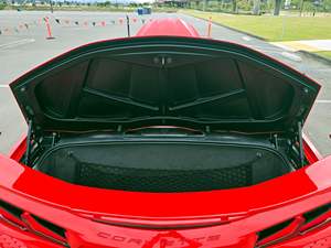 Corvette Stingray Convertible 2021 ~7,700 Millas, Motor V8 de 6.2 Litros, Paquete de Rendimiento Z51, Interior Bicolor - Product Image 6