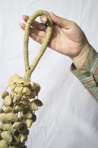 Maracas Étnicas Hechas a Mano con Cápsulas de Semillas Blancas BURAHOL KENARI, Soporte para Instrumento de Cuerda, de ID 7296453 - Product Image 3