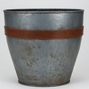 Jardinière en cuir galvanisé artisanal avec finition patinée rustique Détails artisanaux conçus pour les intérieurs saisonniers décoratifs - Product Image 3