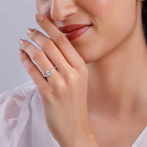 Anushka Sharma COLLECTION แหวนทองคำแท้18K ที่มีรูปทรงเรขาคณิตโรเดียมชุบมรกตตัดเพทายสไตล์ฮิปฮอป - Product Image 1