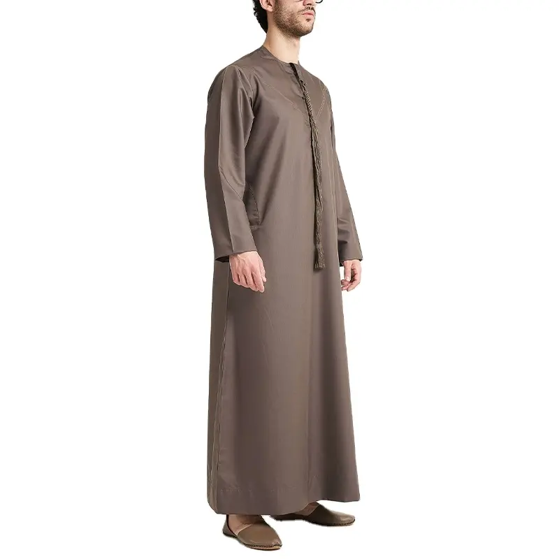 Schlussverkauf einfache Langarmstickerei Thobe-Set Kleidung muslimisch Abaya braune Farbe individuelle Bruststreicheln stilvolle Thobe-Outwear Jubbah