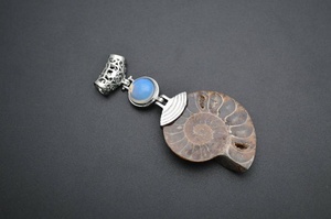 Pendentif Ammolite naturelle double couche avec cabochon en opalite blanche Bijoux artisanaux en plaqué or vintage pour fiançailles - Product Image 4