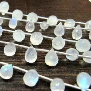 Cuentas de piedra lunar arcoíris genuinas, forma de gota facetada blanca con azul llamativo, tamaño de 4mm, Material de piedra de hebra de 8 pulgadas - Product Image 1