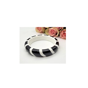 Nouveautés Bracelets en résine époxy de qualité supérieure pour femmes Meilleur designer Produit de haute qualité Bracelet en résine classique pour la fête de mariage - Product Image 1
