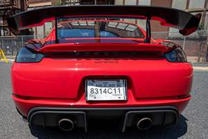 2023 718 Cayman GT4 RS MR Motor de 6 cilindros en línea de 4.0 litros, Kit de Carreras Manthey, Paquete Weissach, Color Rojo Guardias - Product Image 3